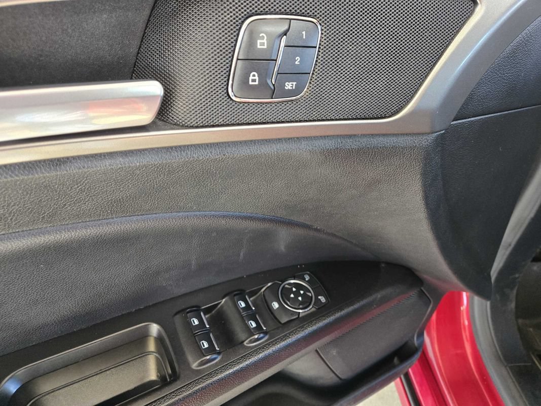 Used 2017 Ford Fusion SE w/ Fusion SE Technology Package FWD image 12