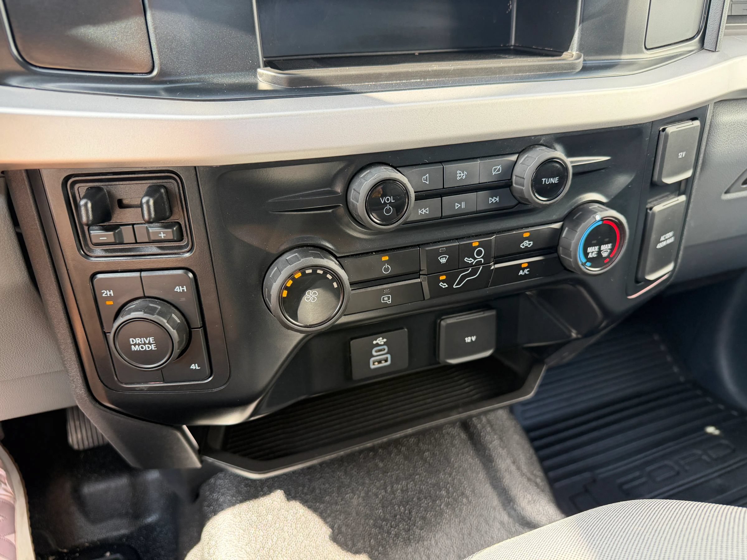 Used 2024 Ford F550 4x4 Regular Cab Super Duty image 27