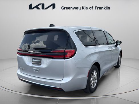 Used 2024 Chrysler Pacifica Touring-L FWD image 7