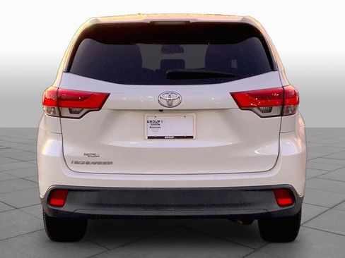 Used 2017 Toyota Highlander LE FWD image 5
