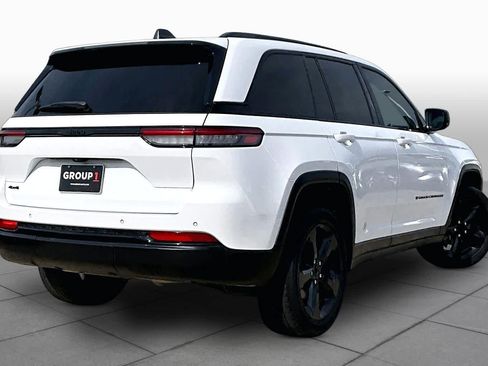 Used 2022 Jeep Grand Cherokee Altitude AWD/4WD image 13