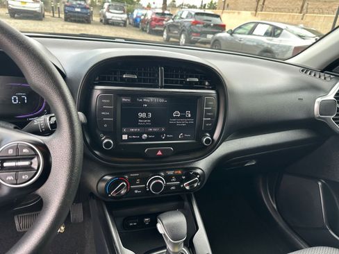 Used 2025 Kia Soul LX w/ LX Technology Package FWD image 20