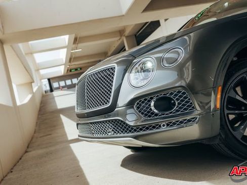 Used 2017 Bentley Bentayga image 25