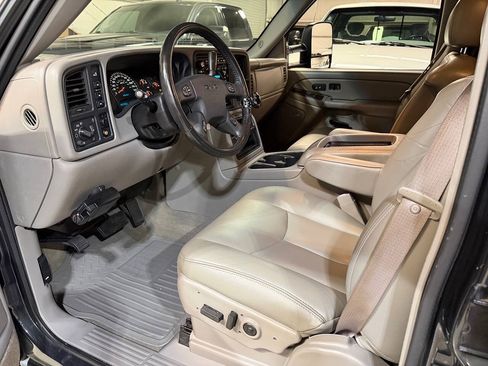 Used 2005 GMC Sierra 2500 SLT w/ Heavy-Duty Power Package AWD/4WD image 3