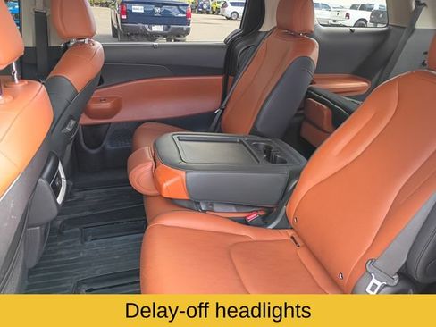 Used 2025 Kia Carnival EX FWD image 20