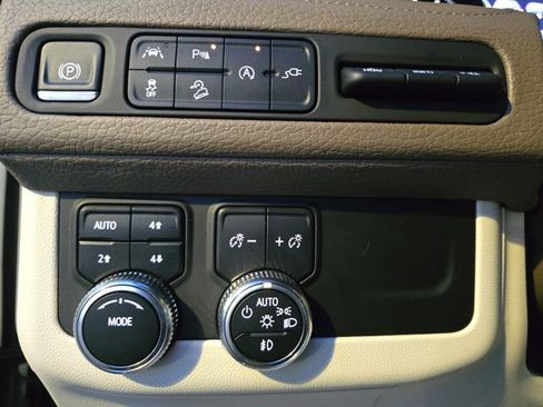 Used 2021 GMC Yukon Denali w/ Denali Premium Package image 26