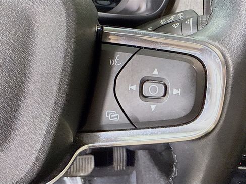 Used 2023 Volvo XC40 B5 Plus image 15