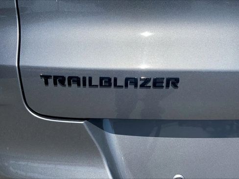 Used 2025 Chevrolet TrailBlazer RS w/ Convenience Package FWD image 10