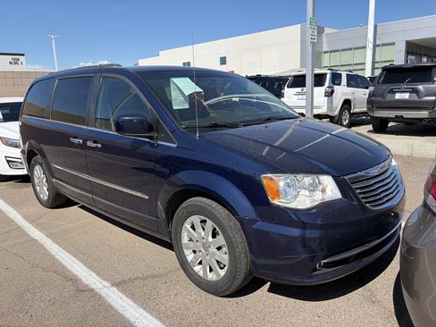 Used 2015 Chrysler Town & Country Touring w/ Driver Convenience Group FWD image 2