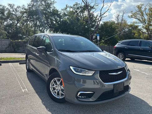 Used 2025 Chrysler Pacifica Select FWD image 4