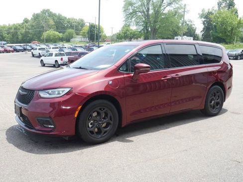 Used 2022 Chrysler Pacifica Limited w/ Uconnect Theater Family Group FWD image 9