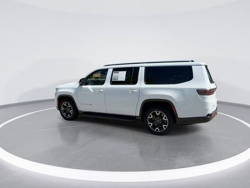 Used 2024 Jeep Wagoneer L Series III w/ Flexible Seating Group AWD/4WD image 5