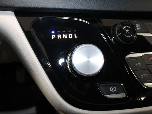 Used 2024 Chrysler Pacifica Touring-L image 50