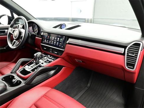 Used 2023 Porsche Cayenne Platinum Edition image 19
