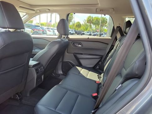 Used 2022 Nissan Rogue SV w/ SV Premium Package FWD image 12