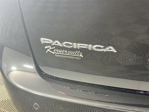 Used 2023 Chrysler Pacifica Touring-L image 29