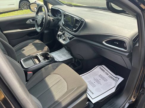 Used 2024 Chrysler Pacifica Touring FWD image 20