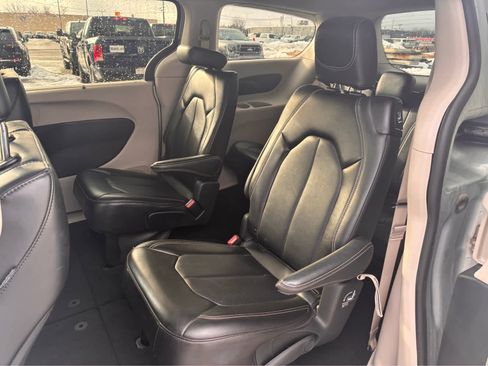 Used 2024 Chrysler Pacifica Touring-L image 12