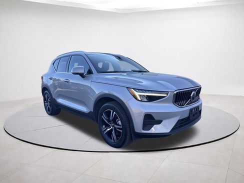 Certified 2025 Volvo XC40 B5 Core image 1