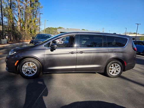 Used 2023 Chrysler Pacifica Touring-L FWD image 2