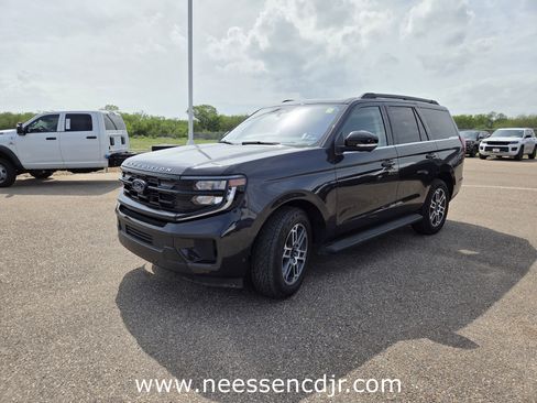 Used 2025 Ford Expedition Active image 3