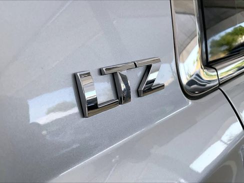 Used 2015 Chevrolet Suburban LTZ RWD image 29