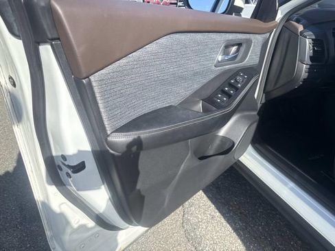 Used 2023 Nissan Rogue SV image 16