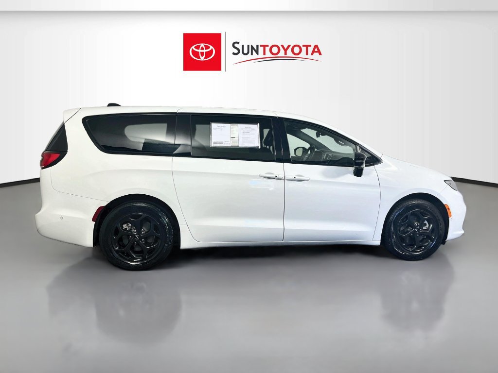 Used 2024 Chrysler Pacifica Limited FWD image 2