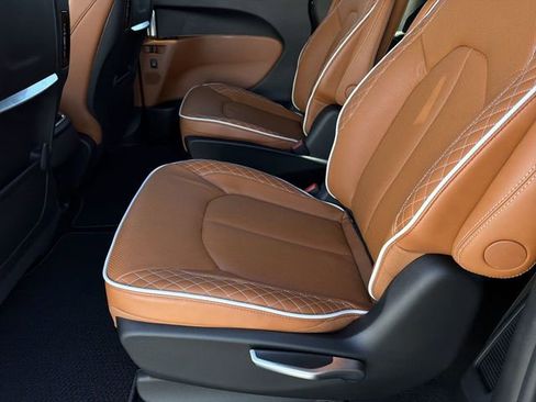 New 2026 Chrysler Pacifica Pinnacle image 18