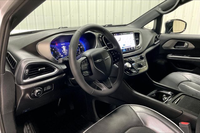 Used 2025 Chrysler Pacifica Limited FWD image 14