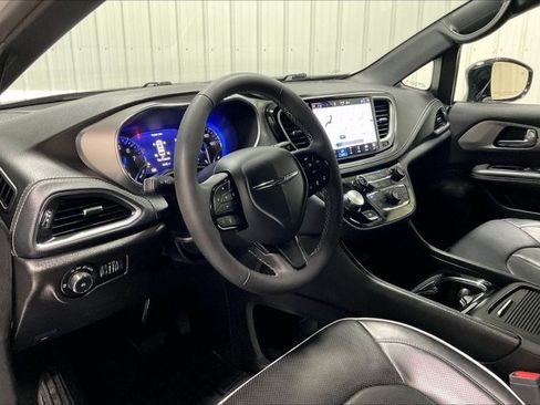 Used 2025 Chrysler Pacifica Limited FWD image 14