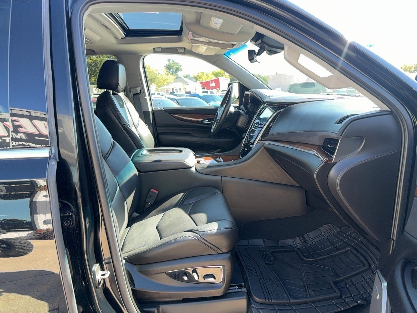 Used 2019 Cadillac Escalade Premium Luxury AWD/4WD image 28