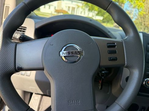 Used 2011 Nissan Frontier SV image 18