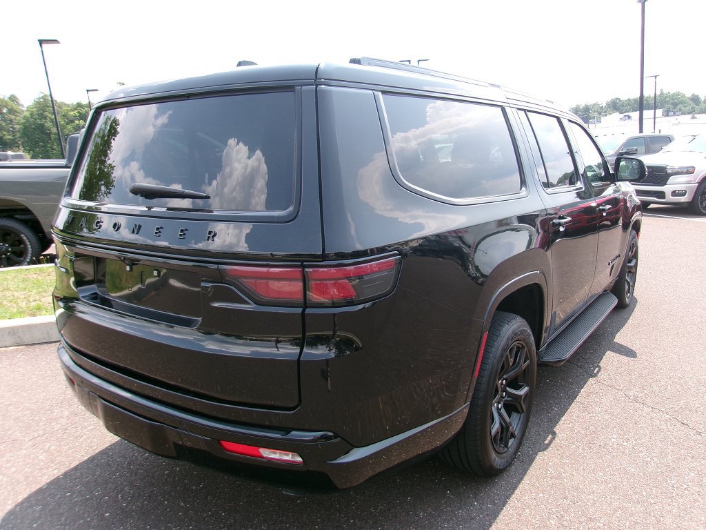 Used 2024 Jeep Wagoneer L Series II AWD/4WD image 3