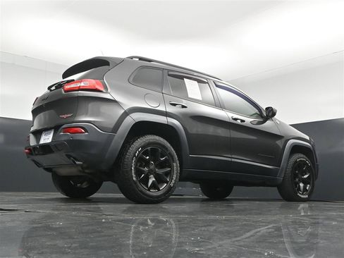 Used 2015 Jeep Cherokee Trailhawk w/ Comfort/Convenience Group AWD/4WD image 32