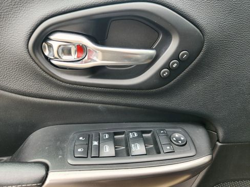 Used 2019 Jeep Cherokee Limited image 28