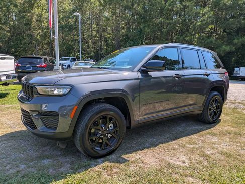Used 2025 Jeep Grand Cherokee Altitude AWD/4WD image 8