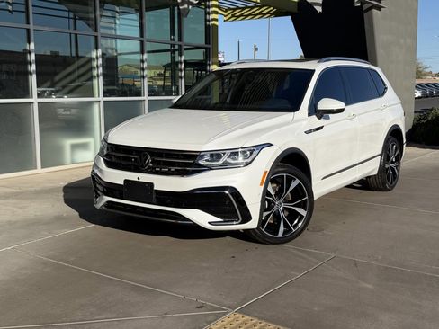 Used 2024 Volkswagen Tiguan SEL R-Line image 2