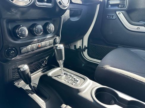 Used 2017 Jeep Wrangler Unlimited Sahara w/ Connectivity Group AWD/4WD image 18