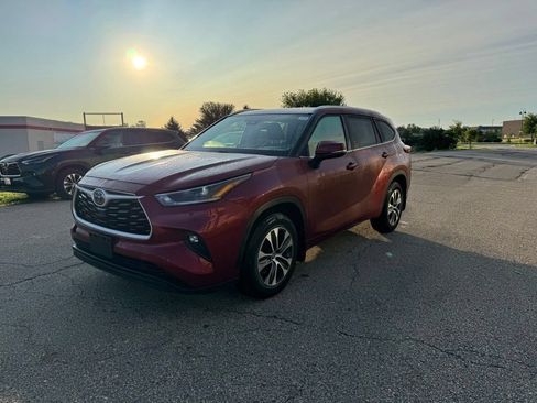 Used 2021 Toyota Highlander XLE AWD/4WD image 13