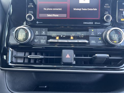 Used 2020 Toyota Highlander XLE FWD image 20
