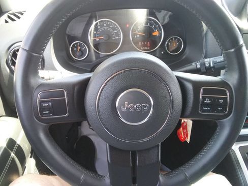 Used 2014 Jeep Compass Latitude image 27