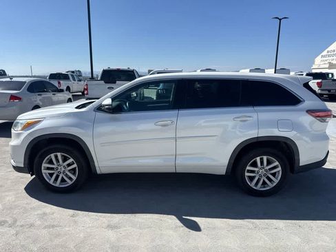 Used 2015 Toyota Highlander LE FWD image 2