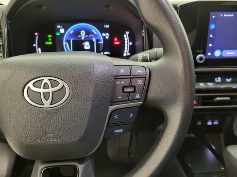 Used 2025 Toyota Camry LE image 5