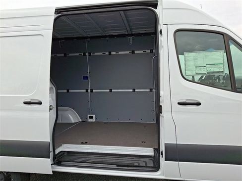 Used 2025 Mercedes-Benz Sprinter 2500 image 9