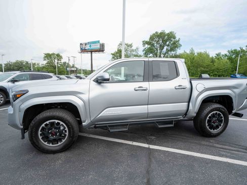 Used 2025 Toyota Tacoma SR5 AWD/4WD image 3