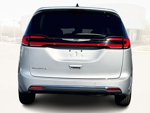 Used 2024 Chrysler Pacifica Touring-L image 5