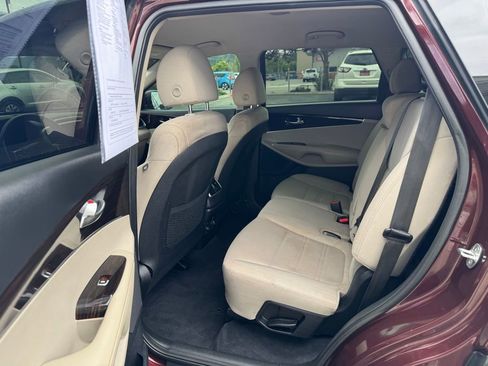 Used 2019 Kia Sorento FWD image 11