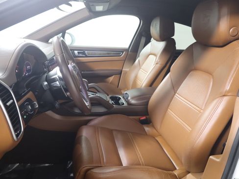 Certified 2023 Porsche Cayenne Platinum Edition image 5