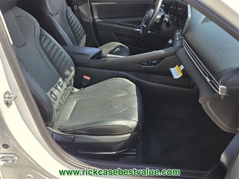 Used 2023 Hyundai Elantra Limited image 18